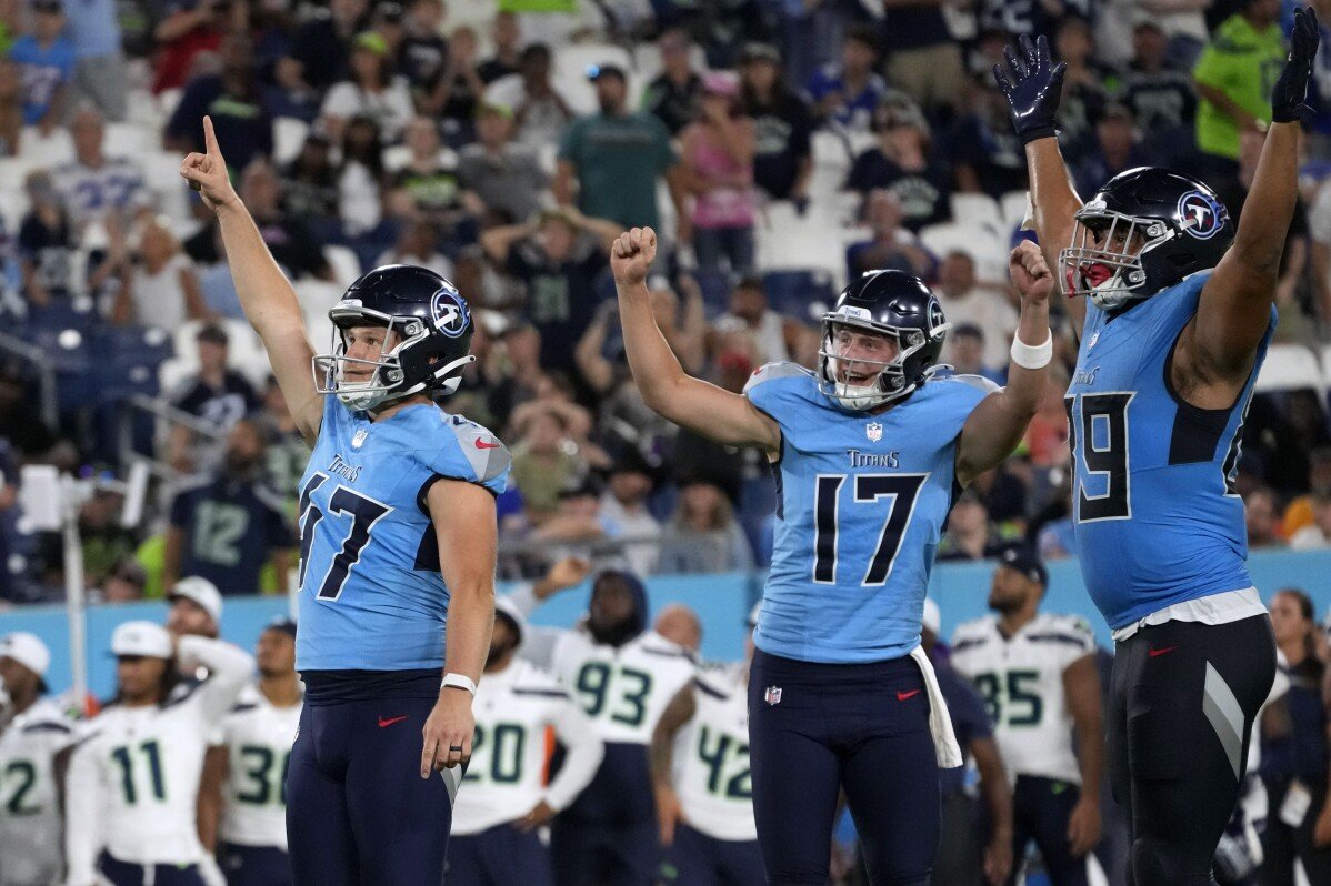 Novato marca 3 goles de campo en el cuarto trimestre mientras los Titans remontan ante Seattle 16-15