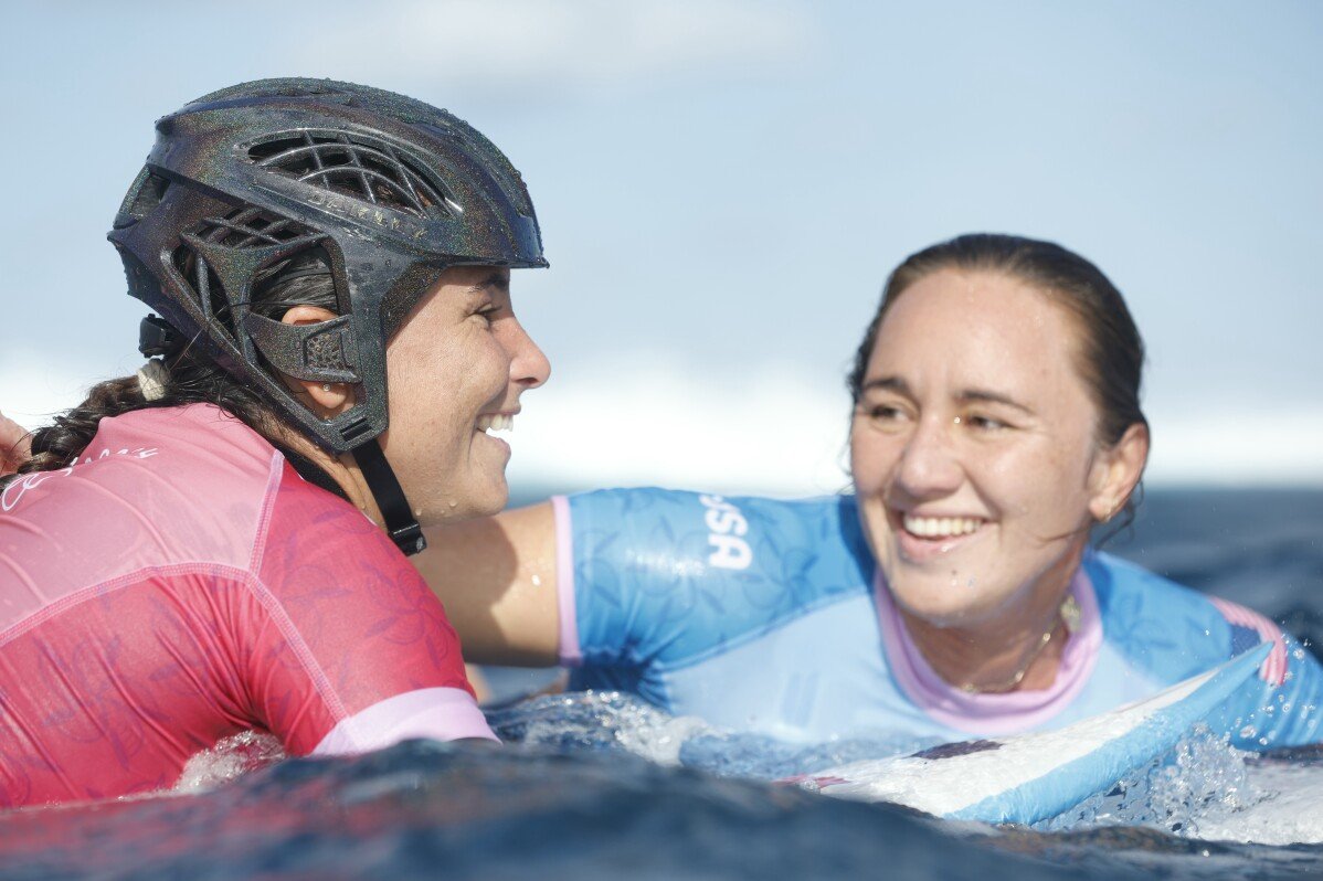 La campeona defensora de surf femenino pierde cuando se reanuda la competencia olímpica de surf con oleaje complicado en Tahití